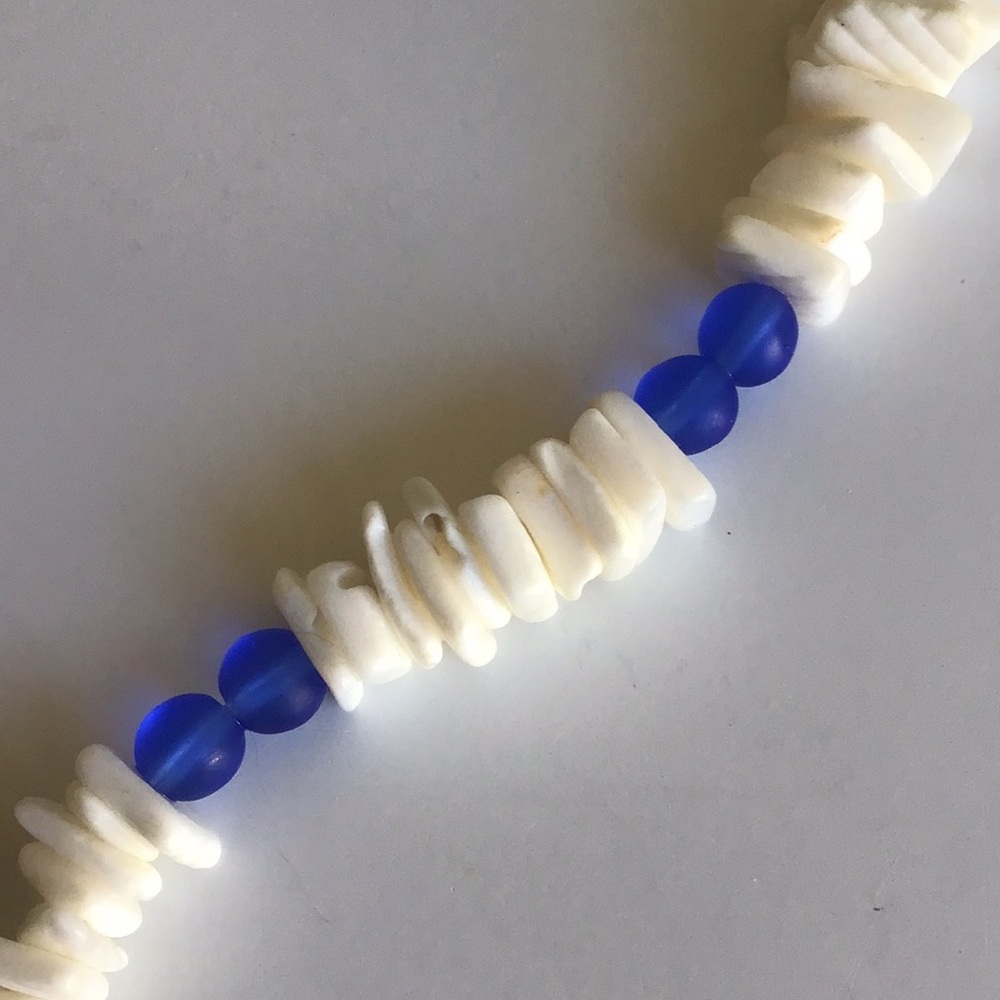 Y2K VSCO Girl puka shell necklace faux stone white and blue beads - Picture 9 of 16